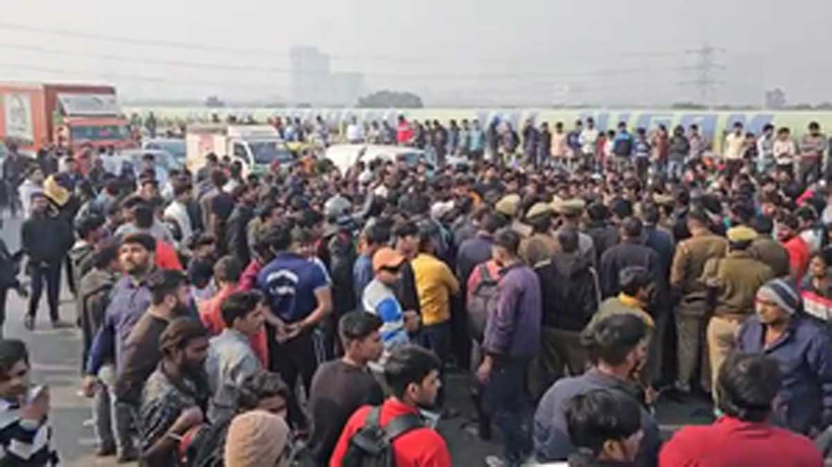 गाजियाबाद में गोमांस के मिले अवशेष, आक्रोशित भीड़ ने जाम किया नेशनल हाईवे गाजियाबाद में गोमांस के मिले अवशेष, आक्रोशित भीड़ ने जाम किया नेशनल हाईवे